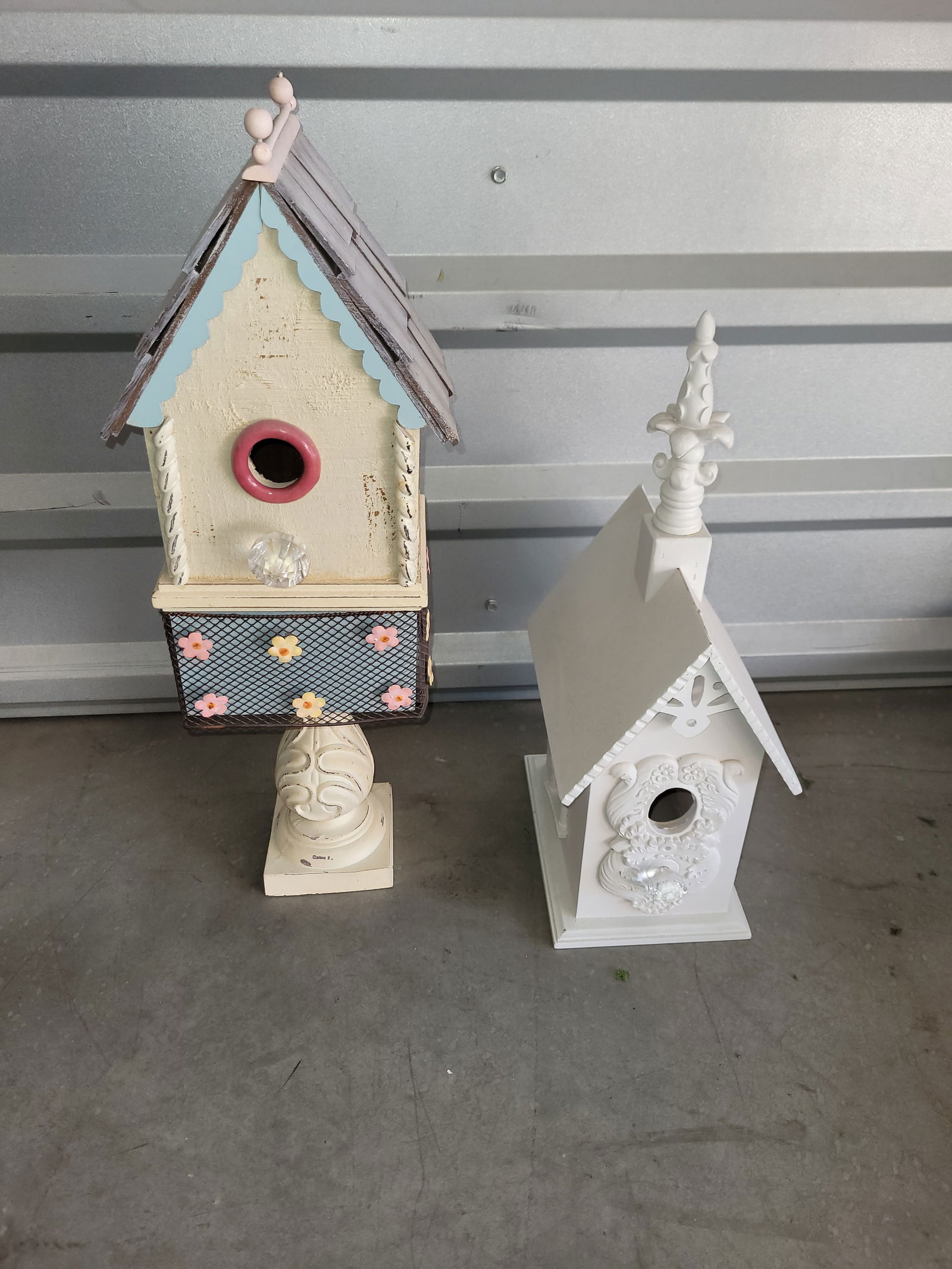 2 Small Outdoor Decor Wood Birdhouses: Lot of 2 small wood birdhousesDecor