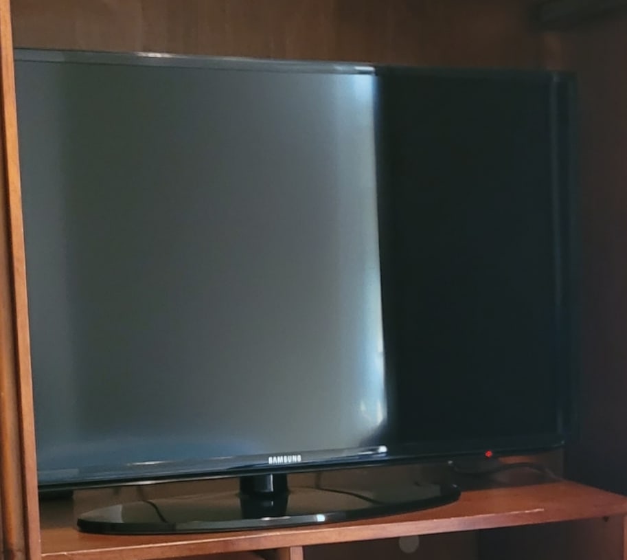 Samsung Smart TV 42" (1 of 2)