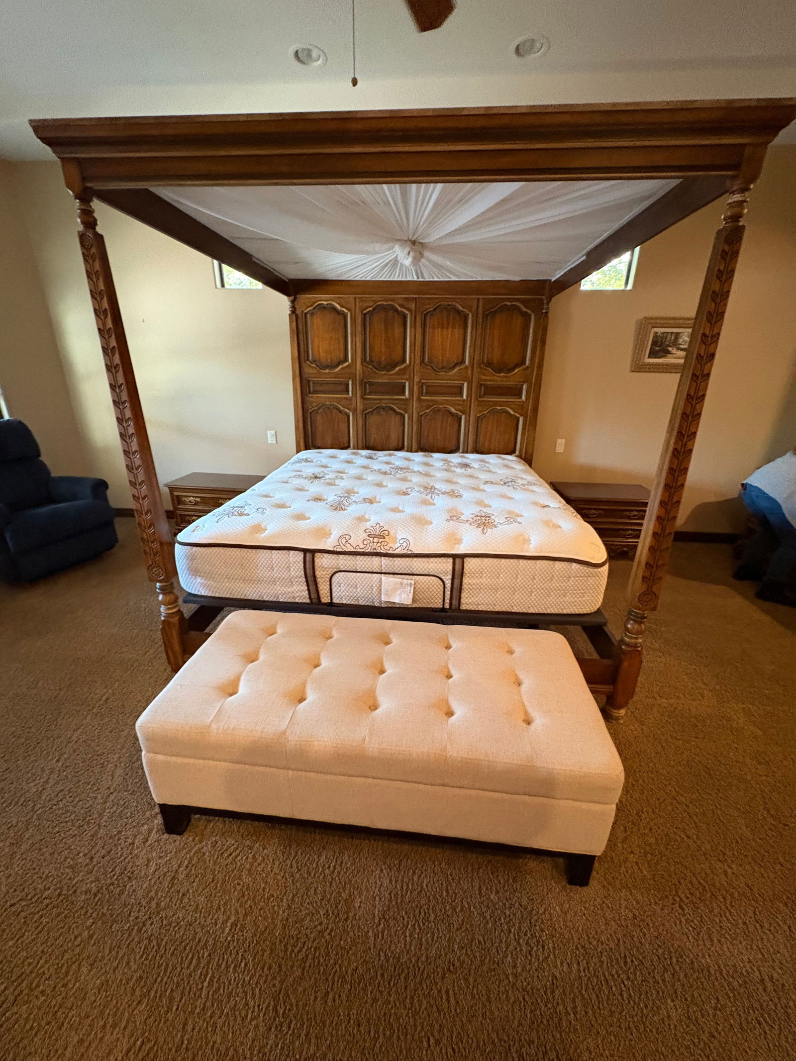 Broyhill King Canopy Bed w/Mattress (1 of 5)