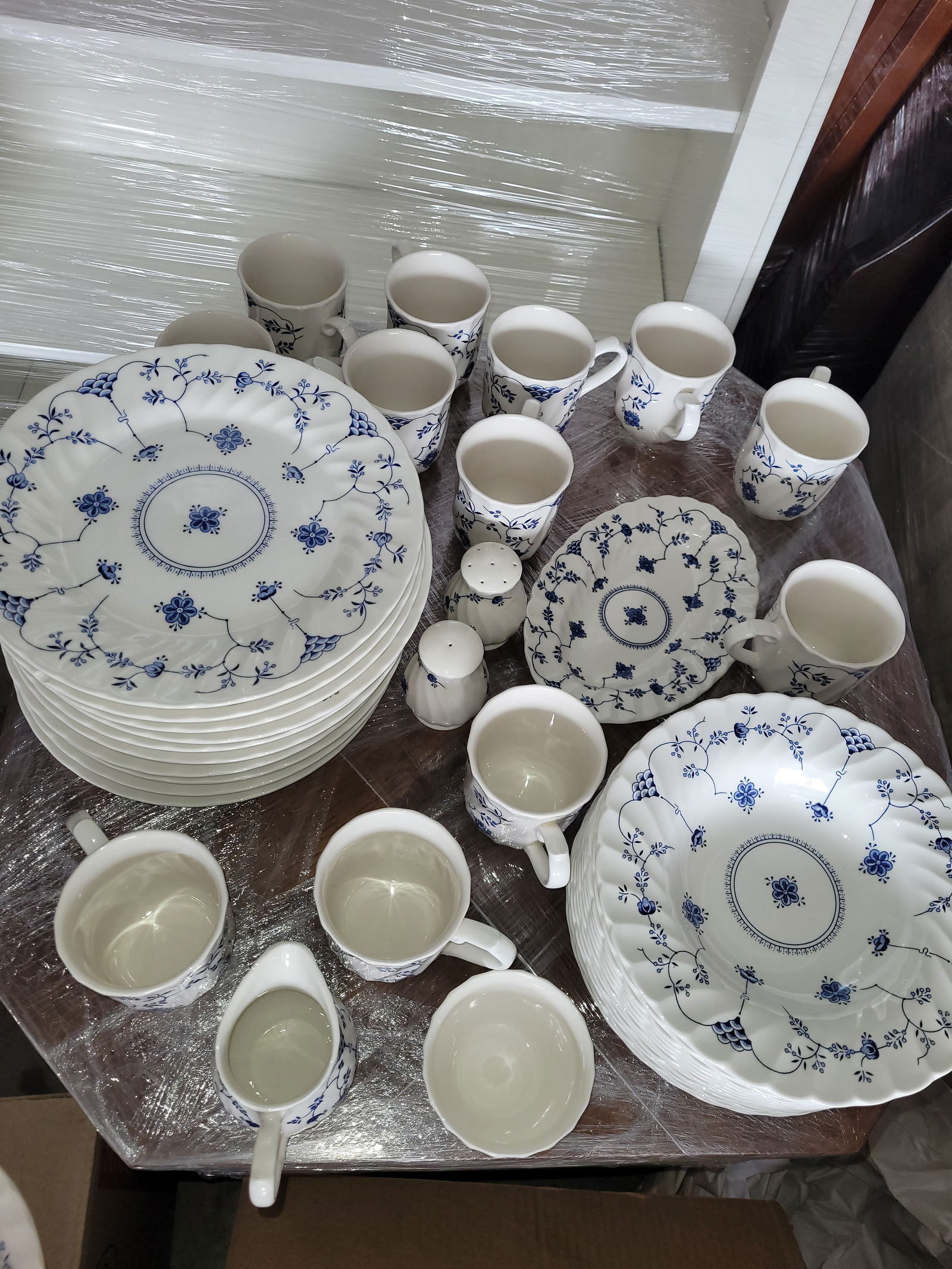 65ct Finlandia Churchill China Set: Please note 2 small chipsOtherwise in Excellent condition65ct set