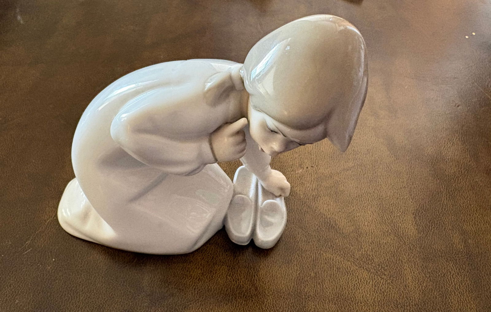 Lladro "Little Girl With Slippers" #4523 Figurine: Lladro "Little Girl With Slippers"#4523.In Excellent Condition. **Please contact us by email ONLY at communityes@yahoo.com if you require shipping and would like a quote prior to bidding**.Community E