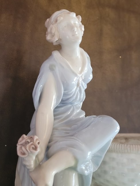 Antique Amphora Planter: Antique Planter. Marked on the bottom. In Excellent Condition. **Please contact us by email ONLY at communityes@yahoo.com if you require shipping and would like a quote prior to bidding**.Community Es