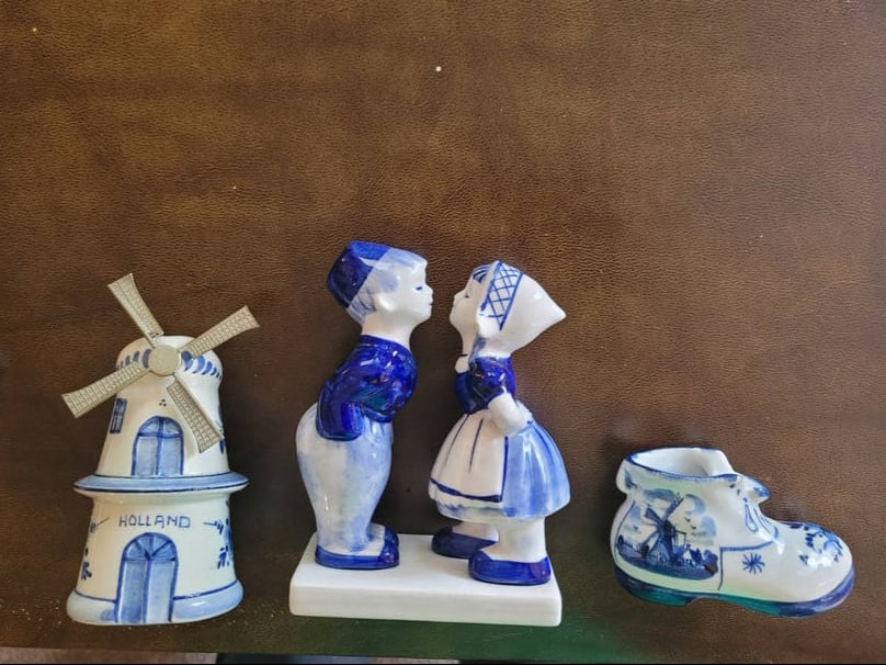 Delft Blue Lot 3ct Figurines: 3 Delft Blue Figurines. Kissing couple, Windmill, Shoe Clog. **Please contact us by email ONLY at communityes@yahoo.com if you require shipping and would like a quote prior to bidding**.Community Esta