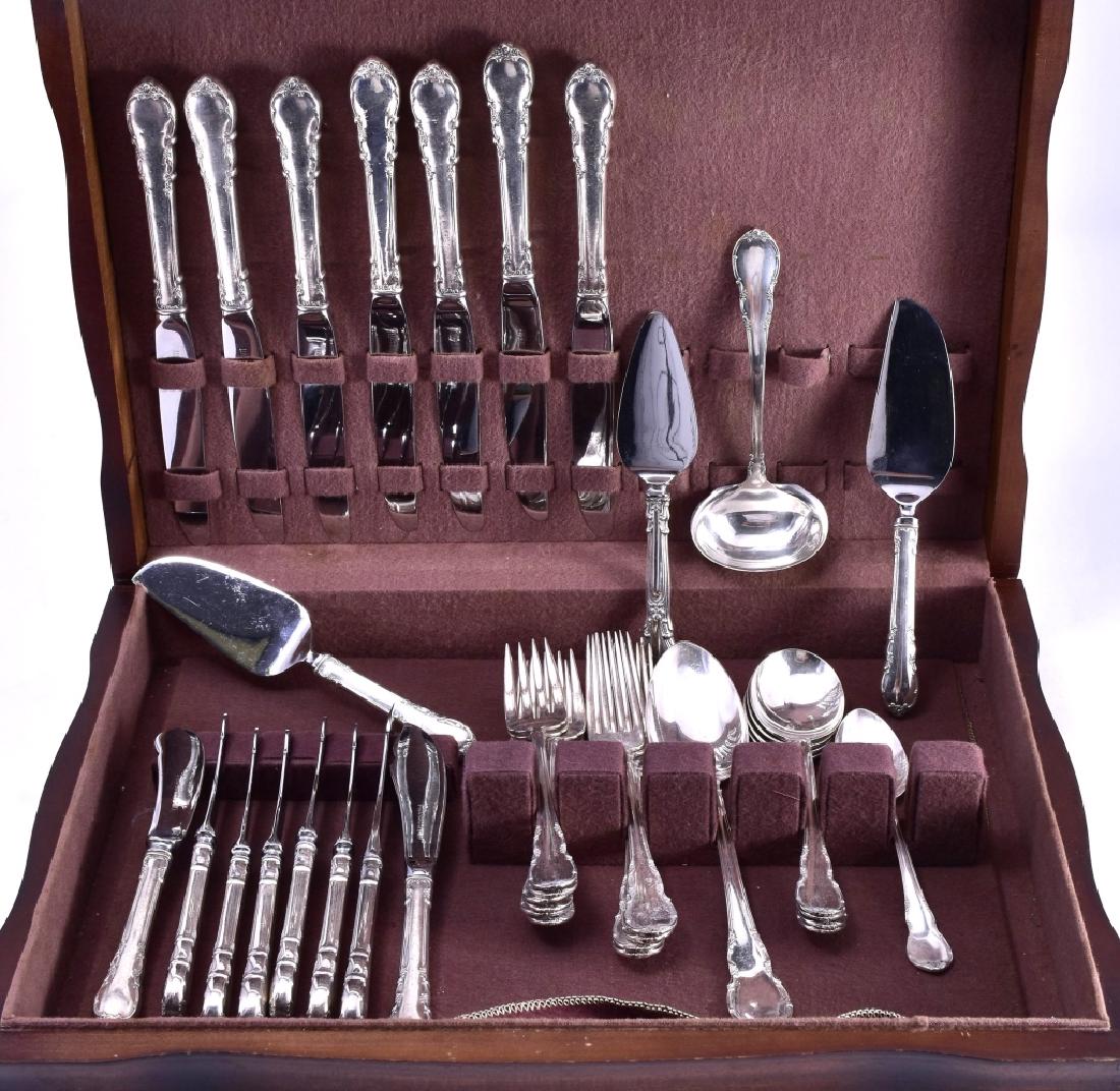 Lunt Modern Victorian Sterling Silver Flatware Set: 35 pieces: 7 knives, 4 forks, 6 salad forks, 1 teaspoon, 4 cream soups, 6 individual butter knives, 2 master butters, 1 tablespoon, 1 gravy ladle, 1 cheese knife, 2 servers. 1941 pattern. 27 Troy ounc