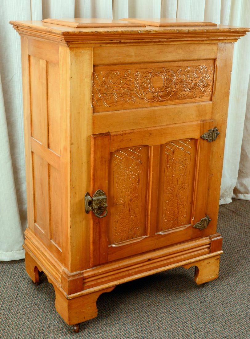 Antique metal best sale ice box value