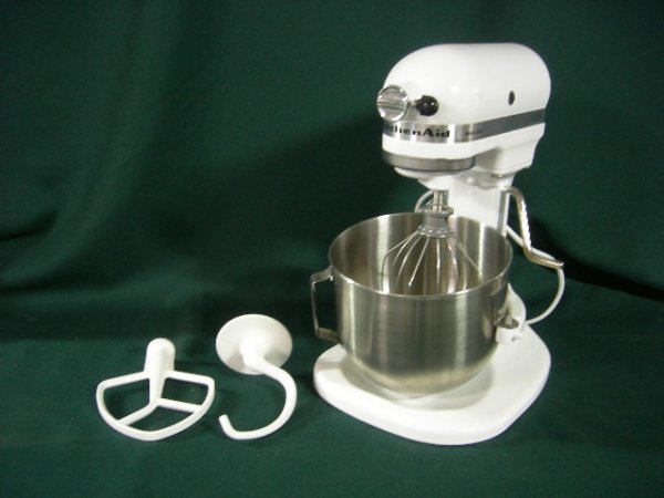 KITCHEN AID HEAVY DUTY MIXER: White KitchenAid Mixer With Stainless Steel Bowl & 3 Attachments.