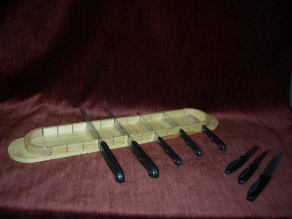KITCHEN KNIFE LOT: Kitchen Knife Lot Inc. 5 Schinken Messer, 18 Assorted Knives, & French Bread Slicing Board.