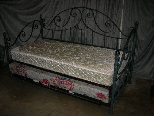 VERTIGRIS METAL TRUNDLE DAY BED: Vertigris Metal Trundle Day Bed w/Rosette Finials & Scroll Work, 81"L X 41"Deep X 49"T.