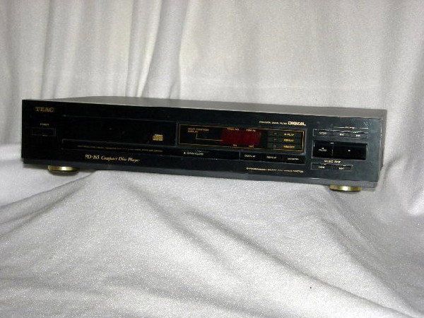 TEAC COMPACT DISC PLAYER: TEAC PD-165 Compact Disc Player w/Precision Digital Filter, 16 Programmable Memory w/Repeat Function, 17.25"L X 11.25"Deep.