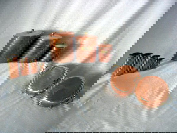 COPPER KITCHEN LOT: Copper Kitchen Lot Inc. 3 Revereware Covered Canisters w/Applied Brass Labels, 3 Measuring Cups w/Brass Handles, & 2 Double Brass Handled Sauce Pans, 1.5 To 6.5"D.