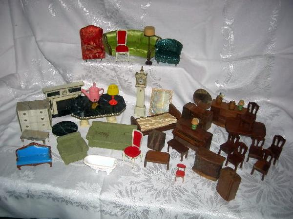 VINTAGE DOLL HOUSE FURNITURE: Lot Includes Plastic Ideal Living Room & Dining Room Pieces w/Framed Print; Metal Mattel Sofa & Tub; Wooden Furniture Including Bedroom, Dining Room, Piano & Radio.