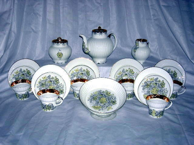 LOMONOSOV PORCELAIN TEA SET: Russian Tea Set, White w/Retro Yellow Flowers Outlined In Black, Gold Leaf Rim, "Lomonosov Company" Stamped Made In USSR, Inc. Covered Tea Pot, Covered Sugar, Creamer, Berry Bowl, 6 Tea Cups, 6 Saucer