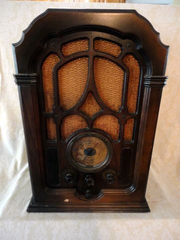 GENERAL ELECTRIC RADIO: Vintage G-E Radio K-80 Super Heterodyne Radio, Walnut Cased, w/Original Wires, Speaker, & Glass Tubes, 15" W X 11.5" D X 21.5" T.
