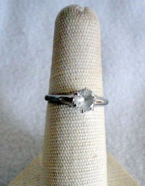 STERLING SOLITAIRE RING: Sterling Solitaire Ring w/Clear Stone.