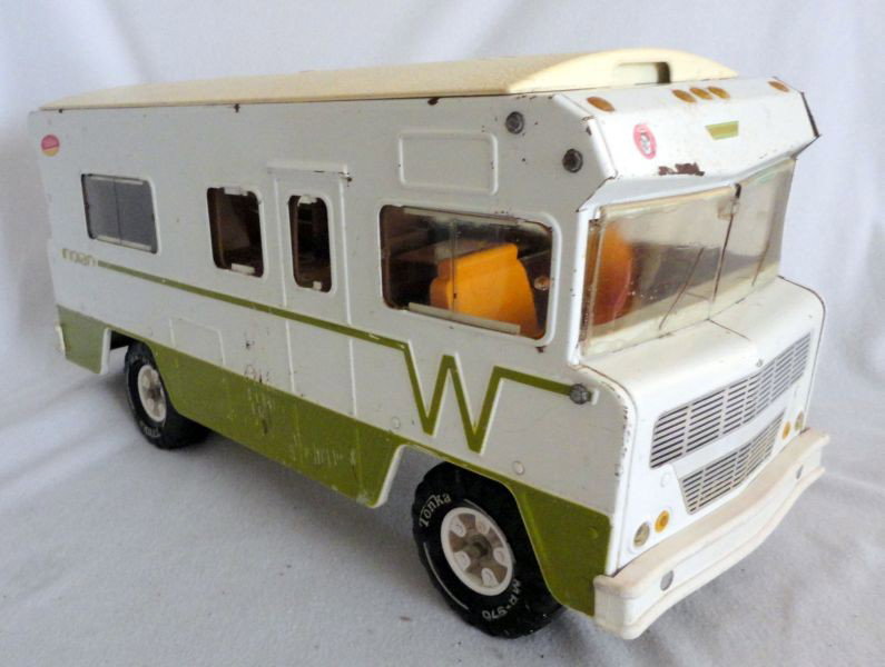 TONKA INDIAN RV: "Tonka" Indian Metal Body RV, White & Green Metal body w/Plastic Top that Opens To Reveal Brown & Gold 70's Interior, 23"L X 11"T.