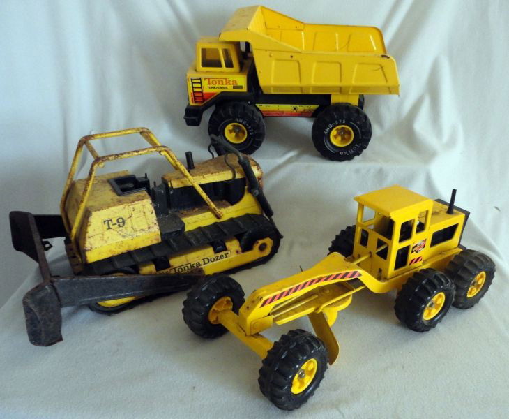 THREE TONKA CONTRUCTION VEHICLES: 3 Tonka Construction Vehicles Inc. "Mighty Tonka Dozer," "Tonka Trax Road Grater" & "Tonka Turbo Diesel" Dump Truck, 16.5" to 17.5"L.