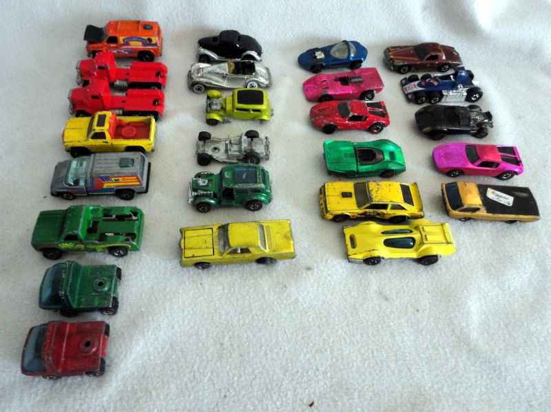 HOT WHEELS CASE W/25 CARS: 25 Metal Die Cast Hot Wheels Cars w/Collector's Case Inc., Green Truck w/Dragon 1974, "Bugeye" 1970, "Flat Out 442" 1972, "Deora" 1967 and "AMX/2" 1970.