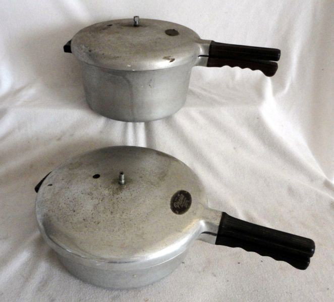 TWO PRESTO VINTAGE COOKERS: 2 "Presto" Vintage Cookers Inc. Fry-Master Cooker Model 400 & Meat Master Cooker Model 406.
