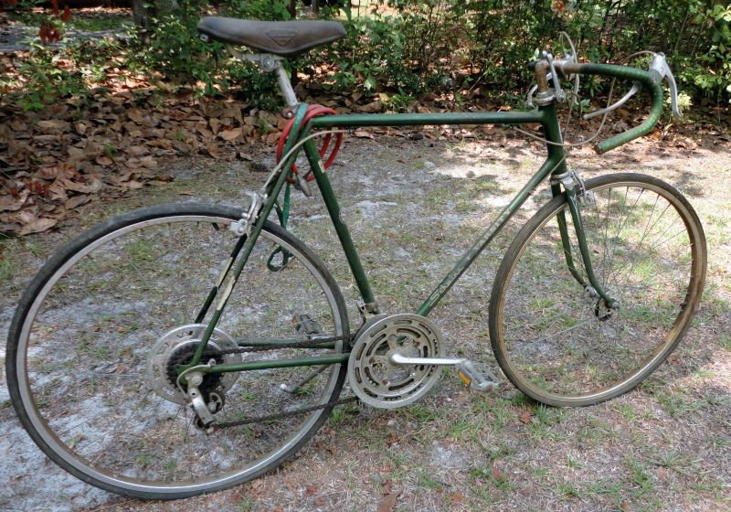 MENS SCHWINN BICYCLE: Men's Schwinn Varsity 10 Speed Bicycle, 68" Tire To Tire.