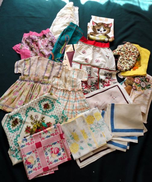 VINTAGE KITCHEN LINEN: 5 Aprons, 2 Handcrafted Clothes Pin Bags, Tablecloth, Placemats & Kitchen Towels.