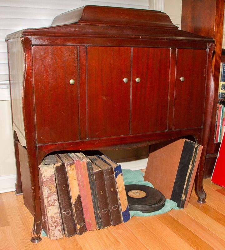 Victor Talking Machine: 1920s Mahogany Victrola Model VV260, SN30391, Record Storage in Center and Sides, 30" x 20" x 35.5"T. Records Sold Separately.