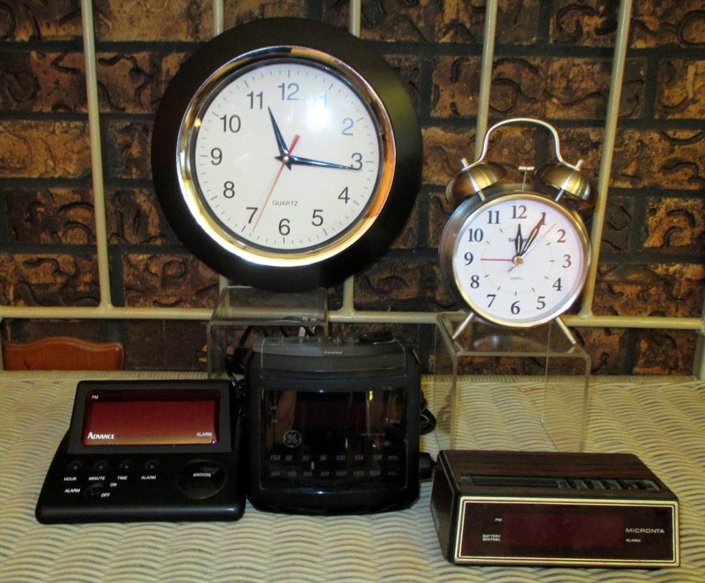 Clock Lot: Including quartz wall & alarm clocks, GE clock radio w/no worry battery backup, & 2 electric alarm clocks (Advance & Micronta).