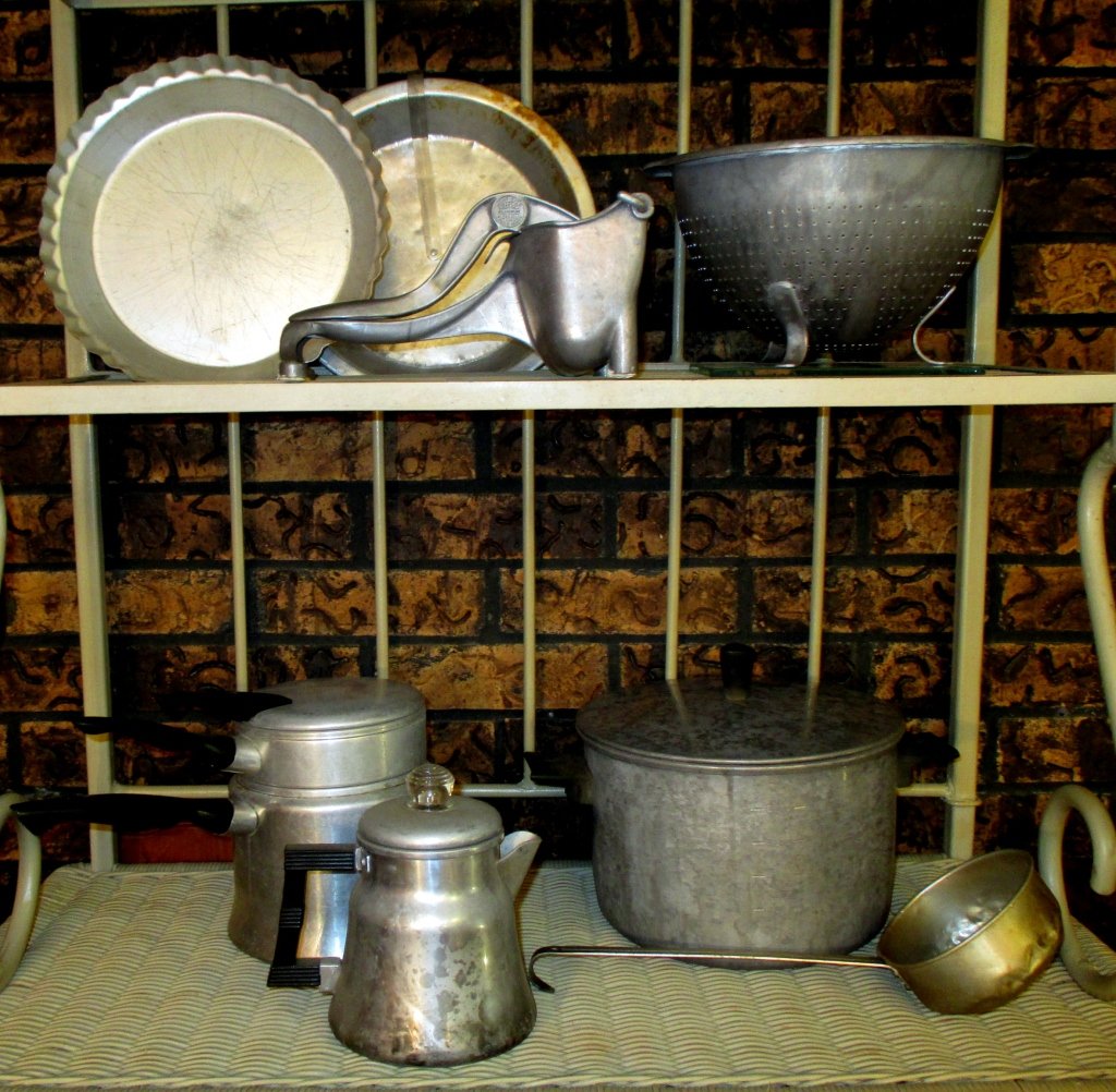 Aluminum Kitchen Lot: Including 5 qt. covered double boiler, covered Mirro 1.5 qt. pot, Wearever stovetop coffee pot, Ladle, juicer, strainer & pie pans.