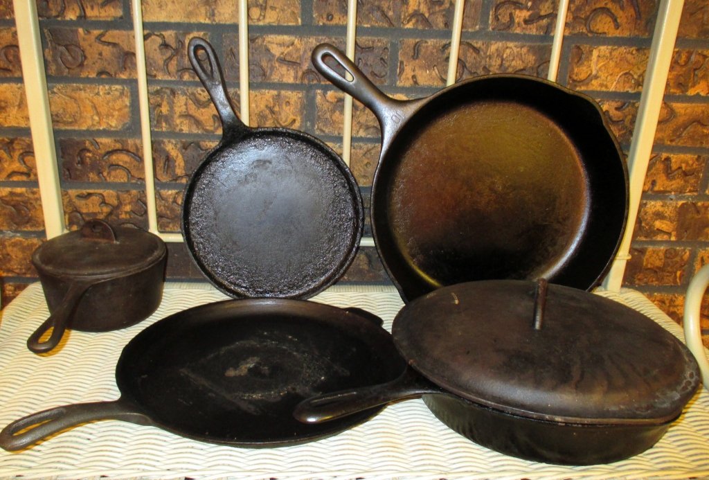 Cast Iron Lot Inc. WagnerWare: Including 11" WagnerWare 11" griddle, 9" griddle, 1 qt. pot w/lid, 10.5" fry pan w/lid and 11.75" fry pan.