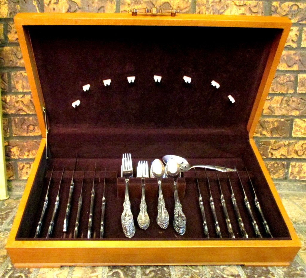 Springtime Plus Stainless Flatware: 52 pieces in beautiful fitted flatware chest, includes 10 dinner forks, 12 dinner knives, 9 salad forks, 12 teaspoons, 8 soup spoons and vegetable serving spoon.