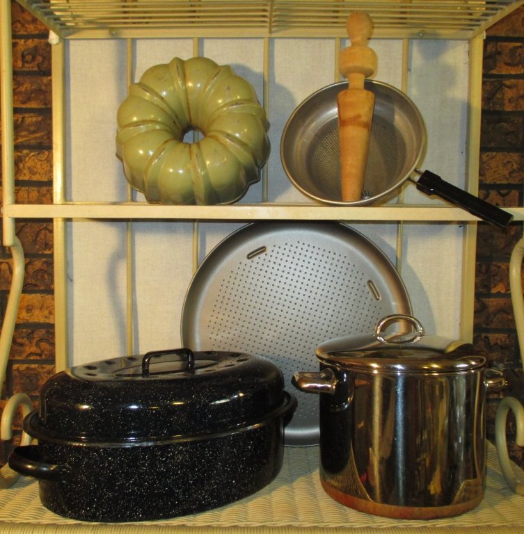 Kitchen Lot: Inc. 8 qt. Revere Ware pot w/lid, enamel roaster, Airtake pizza pan, bundt pan, sieve w/pestle.