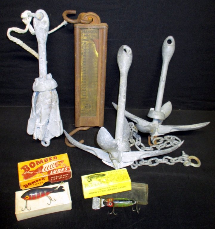 Fishing Lot: 3 anchors (1.5 & two 2.5 kgs), 2 lures (Bomber & Jitterbug in boxes) and Hanson fish scale up to 200 lbs (rusty).