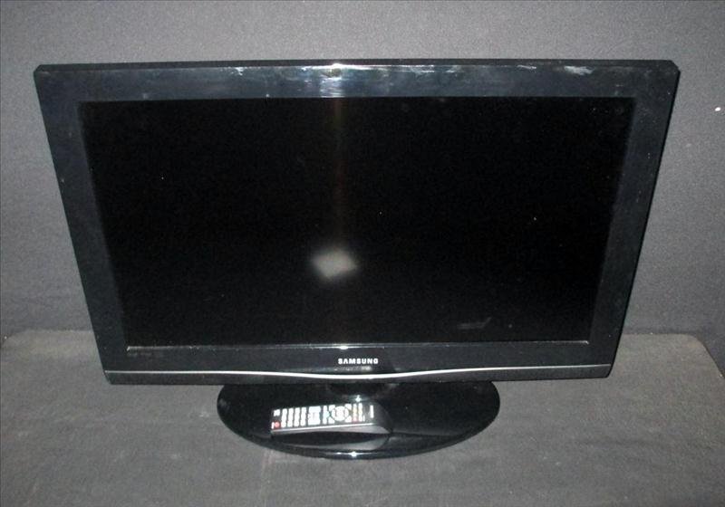 Samsung LCD 32" TV: Samsung LCD 32" TV, Flat Screen LN32C350, 2010.