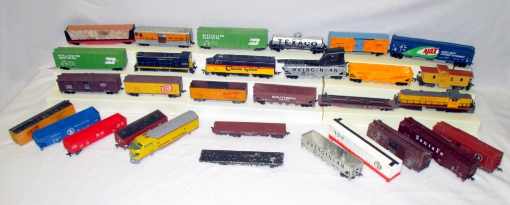 20 Plus Pieces of HO Railroad Engines & Cars Etc.: Including Bachmann engine, Union Pacific & Santa Fe engines, Union Pacific caboose, Texaco tanker car, crane car and 14 cars or flat beds, together w/box of engine shell & 10 cars or flat beds needing