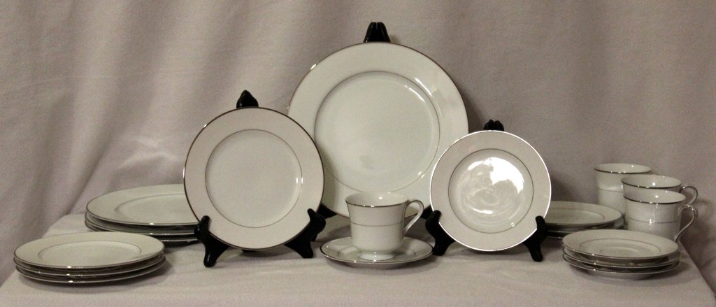 20 Pieces Society Simplicity Fine China: Service for 4: dinner plate, salad plate, bread & butter plate and cup & saucer. Japan.