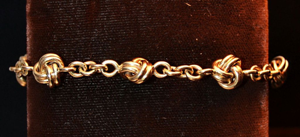 14K True Love Knot Bracelet: Solid link design w/7 solid love knots, easy lock clasp, 7.25" long