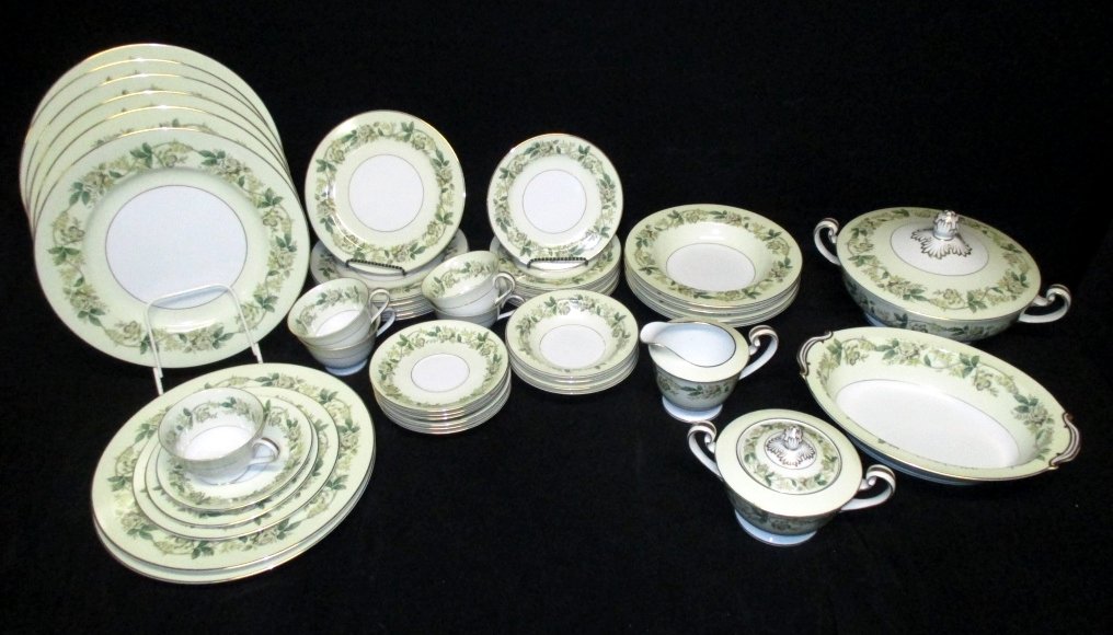 49 Pieces Noritake China: Including 8 dinner plates, 7 salad plates, 8 bread plates, 5 cups, 7 saucers, 4 fruit & 4 soup bowls, creamer, covered sugar, open vegetable & double handled covered casserole.