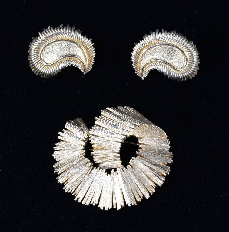 Vintage Trifari w/Crown Pin & Earrings: Brushed gold finish in swirling design, clip on earrings. Estate jewelry.