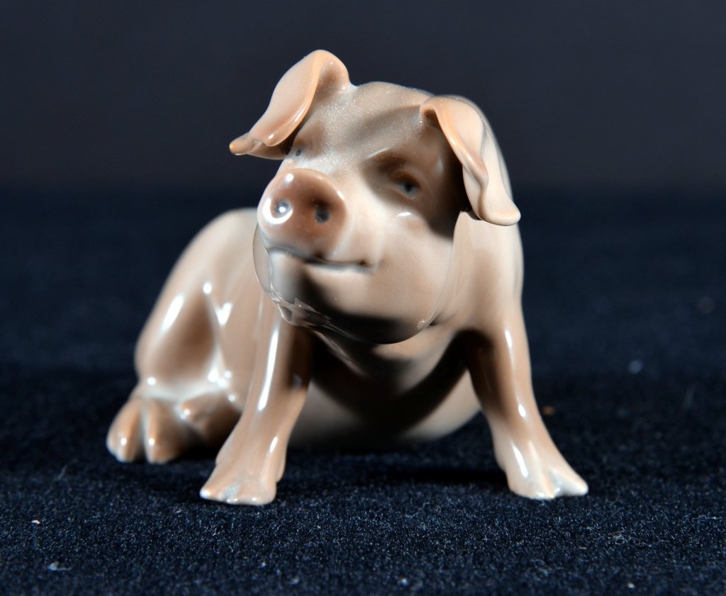 Bing & Grondahl Seated Pig #1582 (1 of 3)