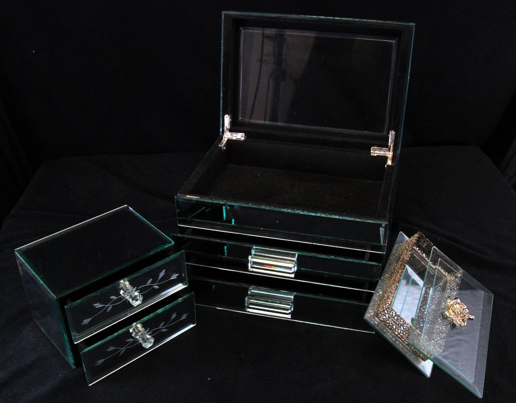 3 Mirrored Jewelry Boxes (1 of 6)