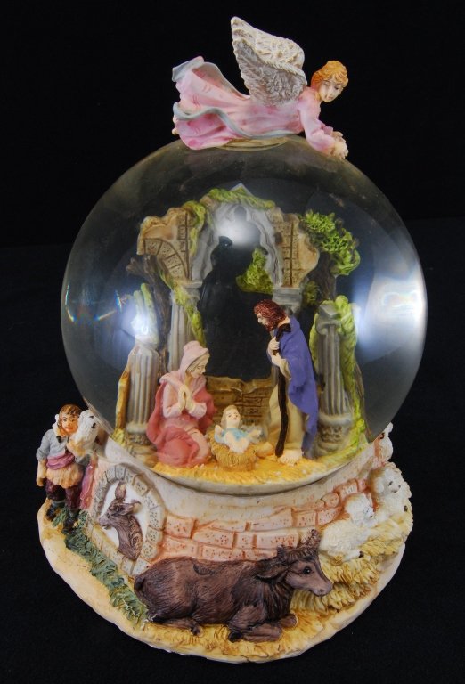 Nativity Snowglobe Music Box (1 of 5)