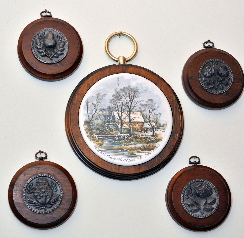 Currier & Ives Plate & 4 Fruit Medallions (1 of 4)