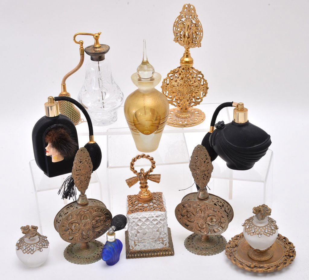 Gold Dresser Bottles & Atomizers Plus (1 of 4)