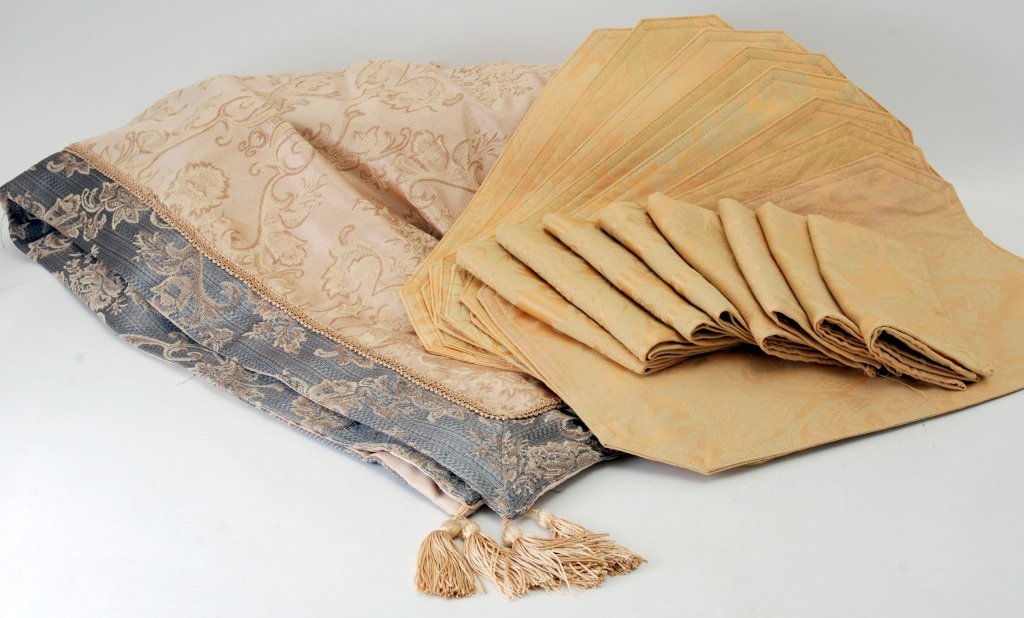 Gold Linens: Including tablecloth and 8 matching placemats & napkins.