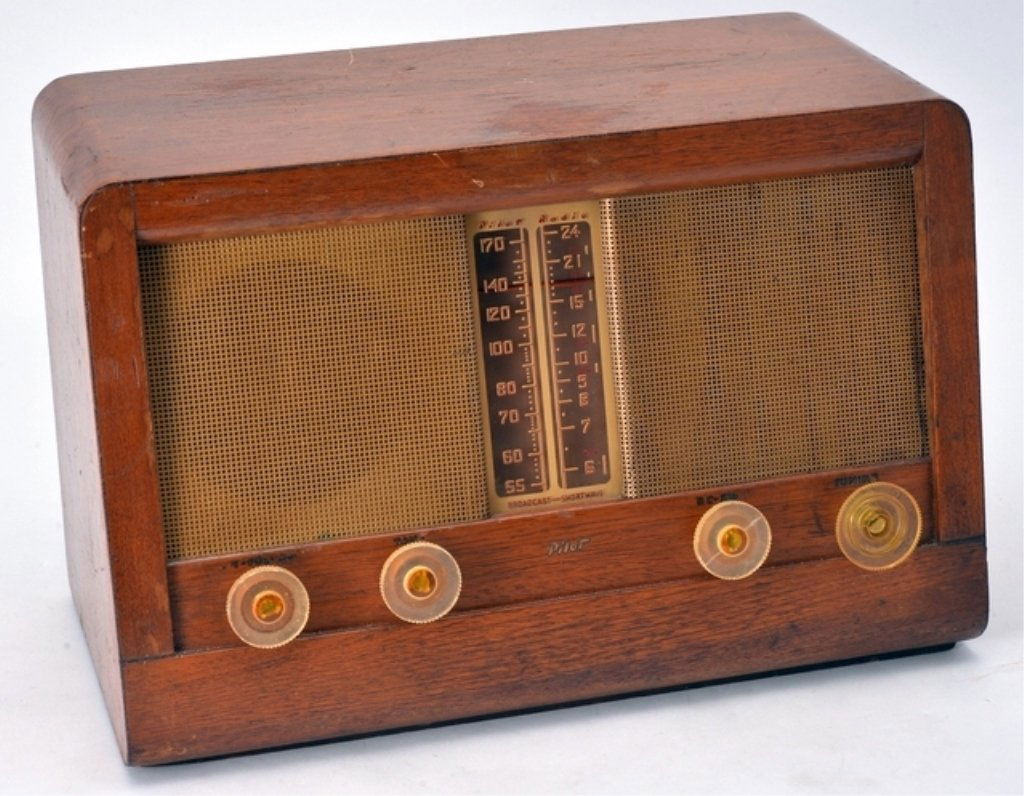 Pilot Table Radio Model T-511 (1 of 4)