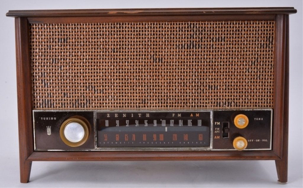 Zenith Table Radio Model 2542 (1 of 3)