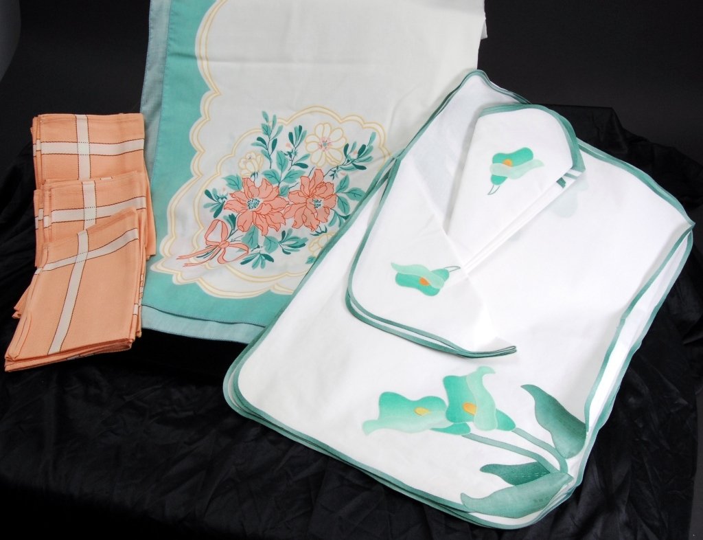 Colorful vintage Linens: Table cloth 66" x 102", set of 4 place mats & napkins, 8 napkins
