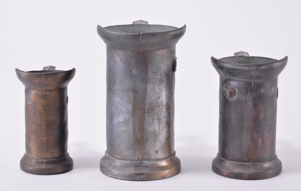 3 Nicht Lebensmittel Echt Metal Measuring Cups: Antique 1/4 L (3.75" T), 1/10 L (3.75" T) & 1/20 L (4.75" T) cups.