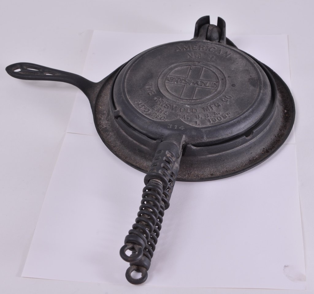 American #8 Griswold Cast Iron Waffle Maker (1 of 2)