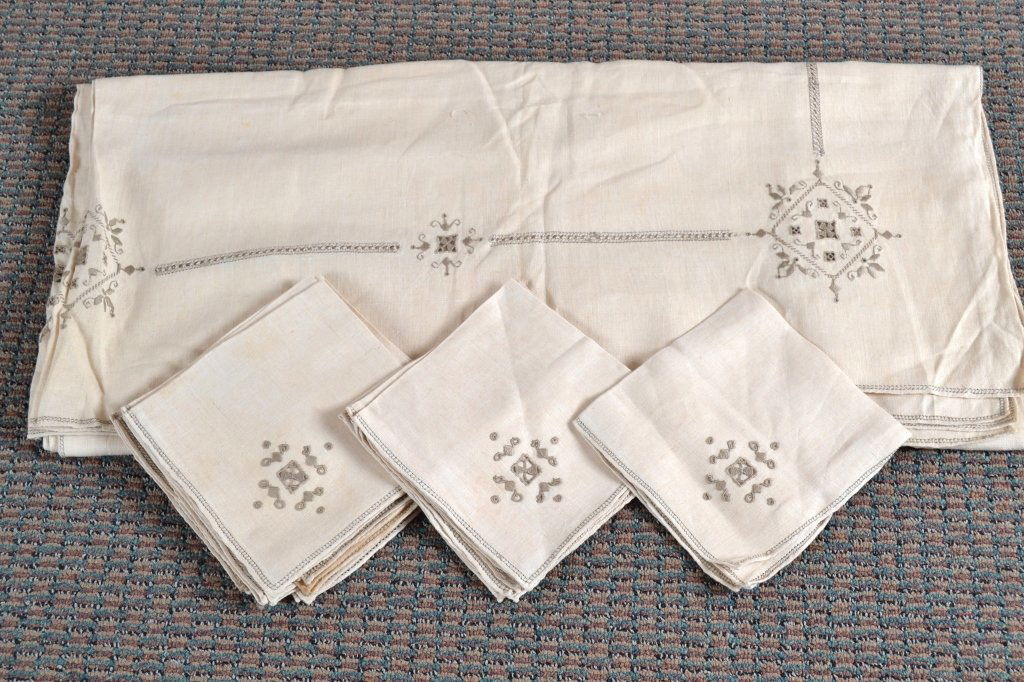 Vintage Linen Embroidered Tablecloth & Napkins (1 of 2)