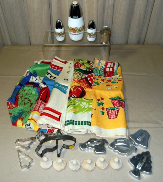 5 Tea Towels & Condiment Shakers & Cookie Cutters (1 of 7)
